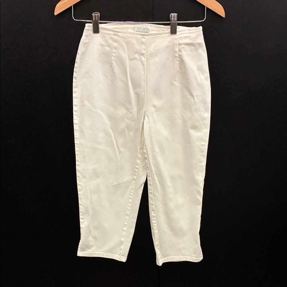 White stretch Capri Pants by Moda International. Side zip. size 4